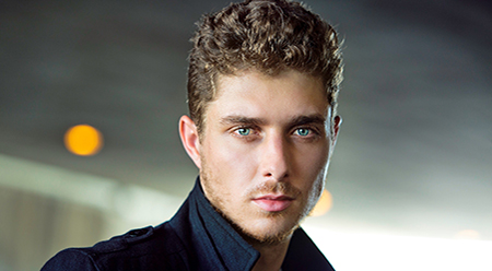 Know Alex Cubis is reportedly dating his on-screen girlfriend Harriet Dyer off-screen as well.
