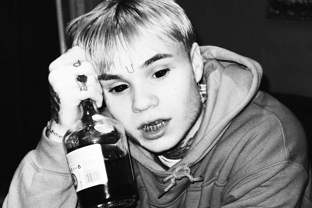 Bexey swan is not dating anyone and is single.