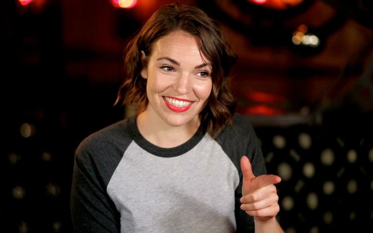 Beth Stelling is currently single.