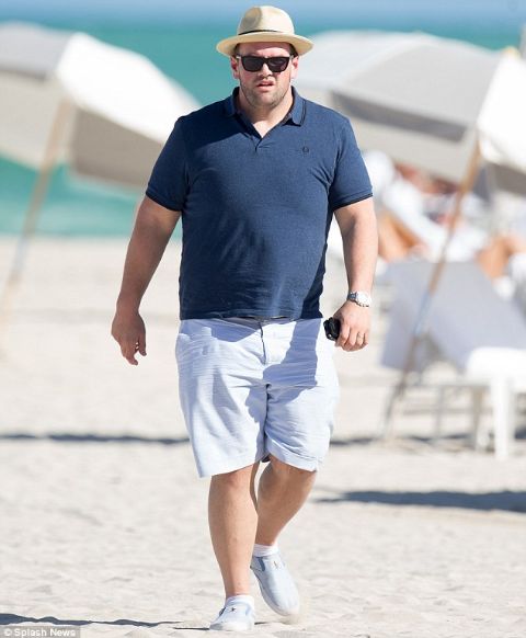 Ethan Suplee stands tall at a height of 6 feet 1 inch