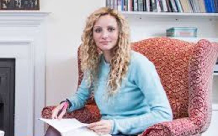 Suzannah Lipscomb has a net worth of $900,000