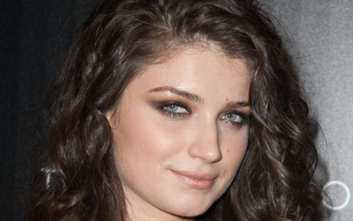 Eve Hewson is neither married nor dating a boyfriend.
