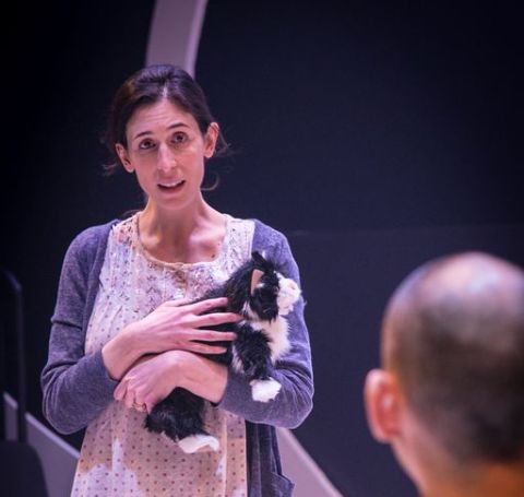 Cara Mantella with a cute cat in her hand in a theater.