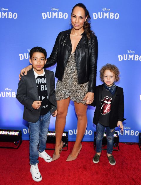 Amanda Brugel giving a pose along with her two sons.