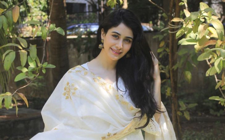 Warina Hussain earned a decent income from her acting career.
