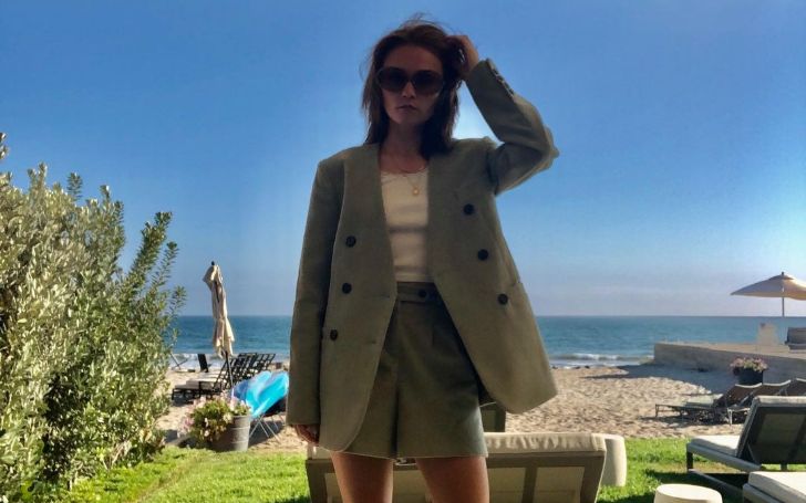 Jessica Barden taking picture by the Beach