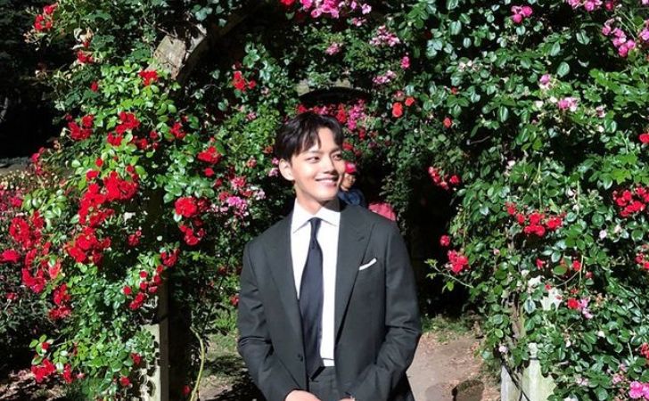 Yeo Jin Goo with smile in his face.